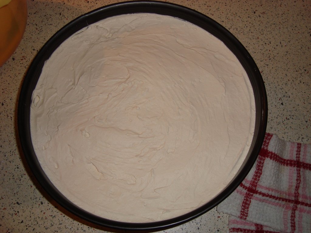 Tort de biscuiti cu crema de banane si caramel. Un desert simplu si delicios, fara coacere