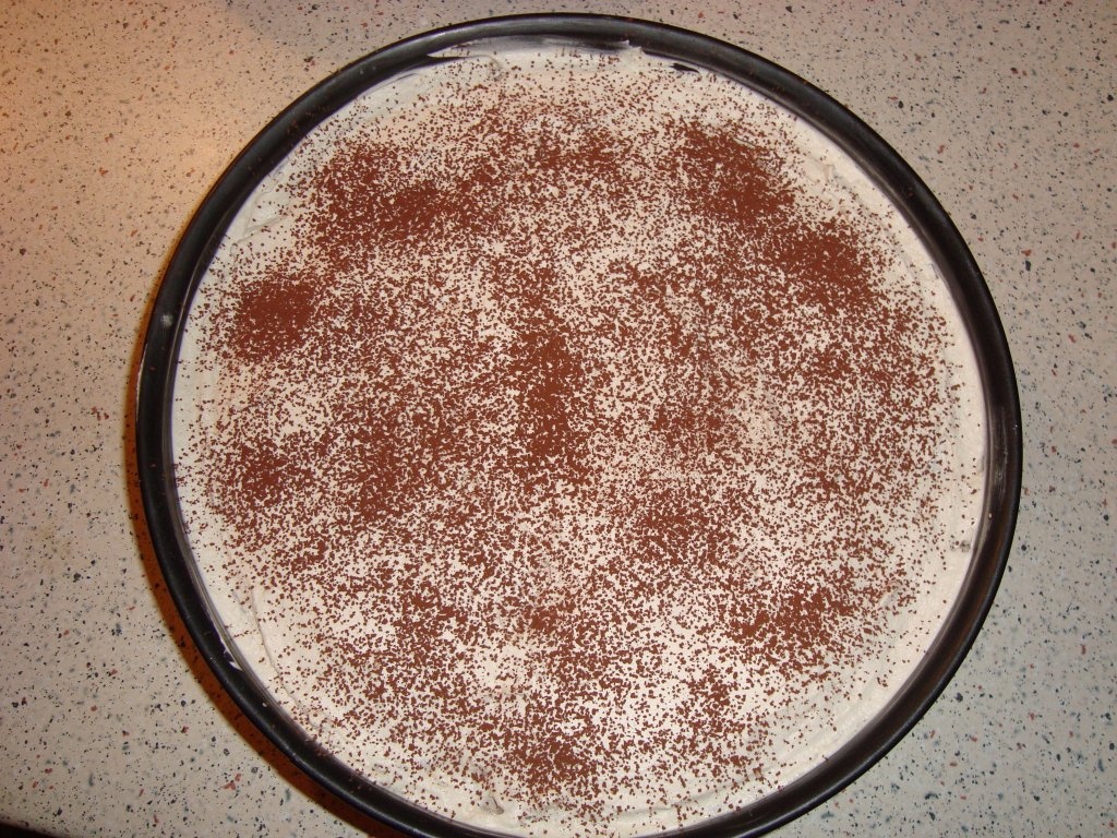 Tort de biscuiti cu crema de banane si caramel. Un desert simplu si delicios, fara coacere