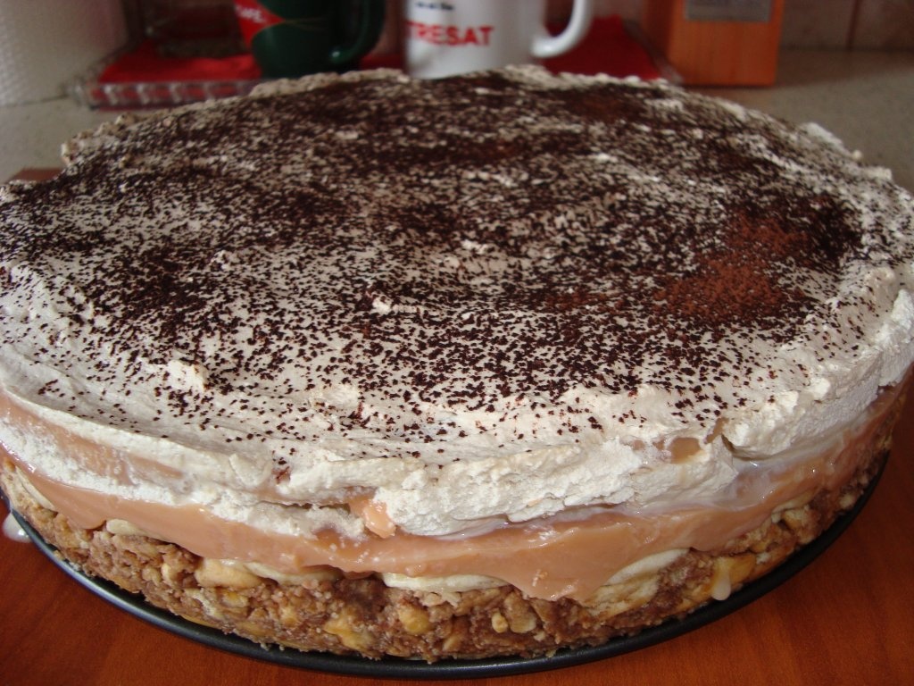 Tort de biscuiti cu crema de banane si caramel. Un desert simplu si delicios, fara coacere