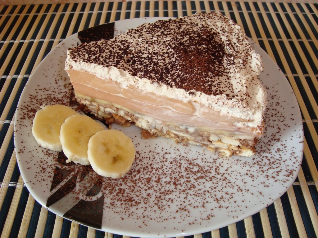 Tort de biscuiti cu crema de banane si caramel. Un desert simplu si delicios, fara coacere