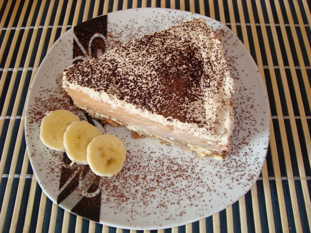 Tort de biscuiti cu crema de banane si caramel. Un desert simplu si delicios, fara coacere