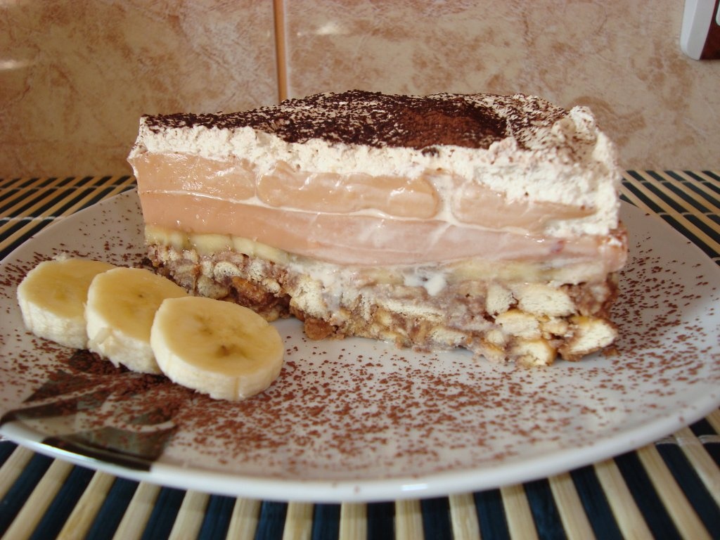 Tort de biscuiti cu crema de banane si caramel. Un desert simplu si delicios, fara coacere