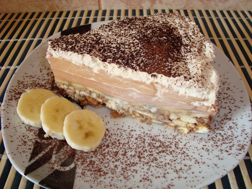 Tort de biscuiti cu crema de banane si caramel. Un desert simplu si delicios, fara coacere