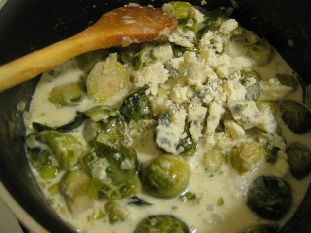 Varza de Bruxelles cu blue cheese