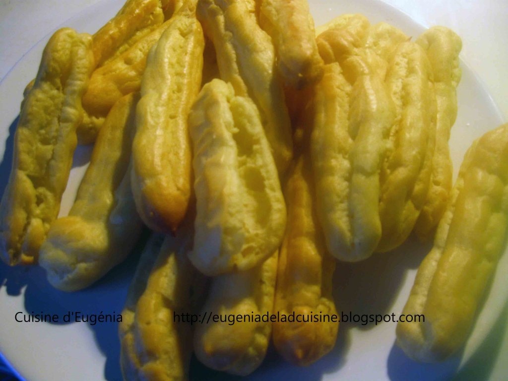 Eclere cu crema de budinca de vanilie si frisca