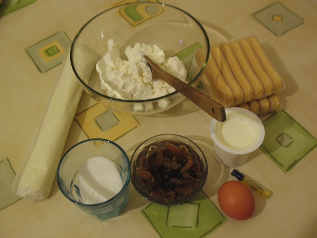 Strudel cu urda si stafide