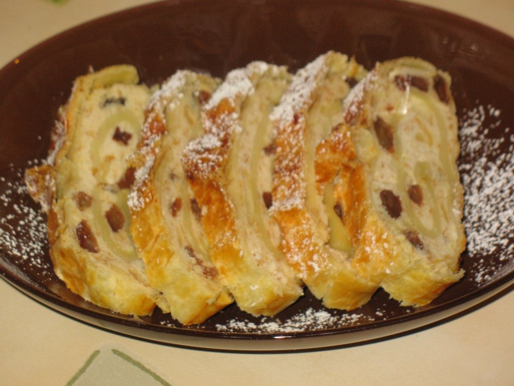 Strudel cu urda si stafide