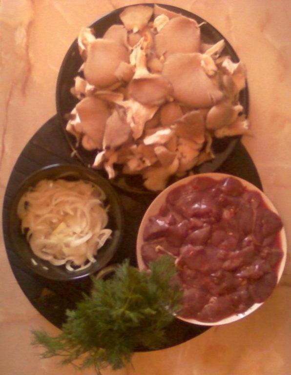 Ficatei de pui inabusiti (cu ciuperci)