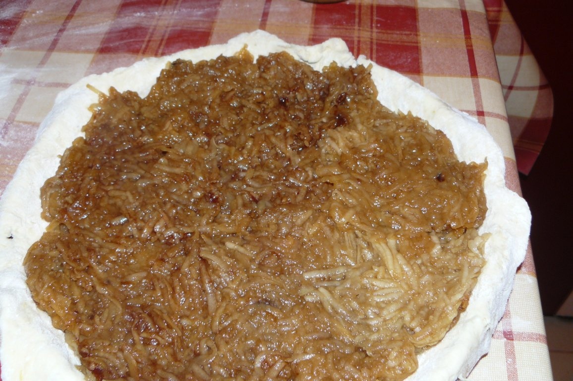 Turtă cu mere glasate