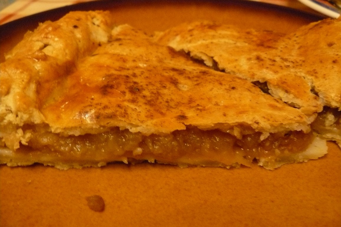 Turtă cu mere glasate