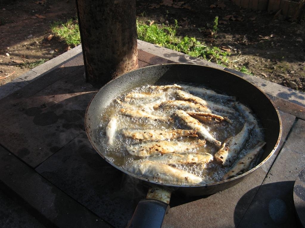 Sardina prajita, cu mamaliga si mujdei