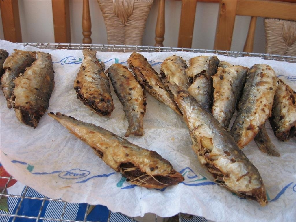 Sardina prajita, cu mamaliga si mujdei