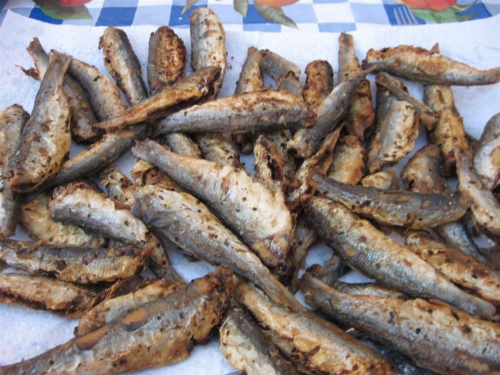 Sardina prajita, cu mamaliga si mujdei