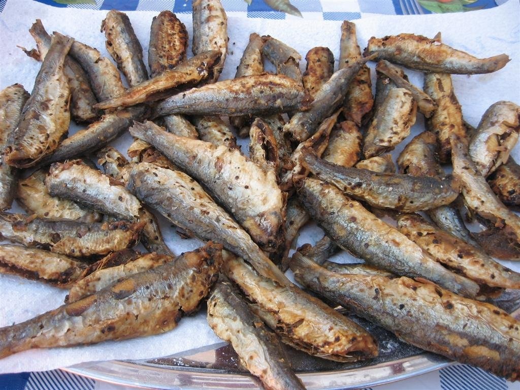 Sardina prajita, cu mamaliga si mujdei