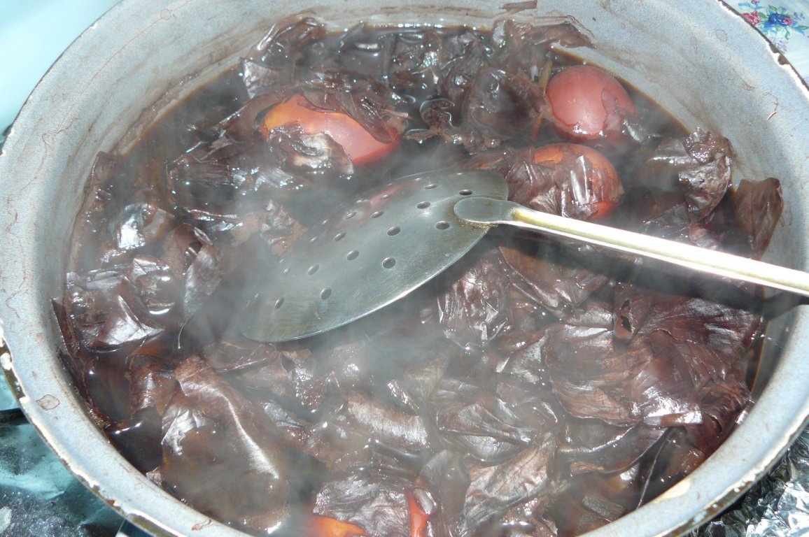 Ouă vopsite cu coji de ceapă
