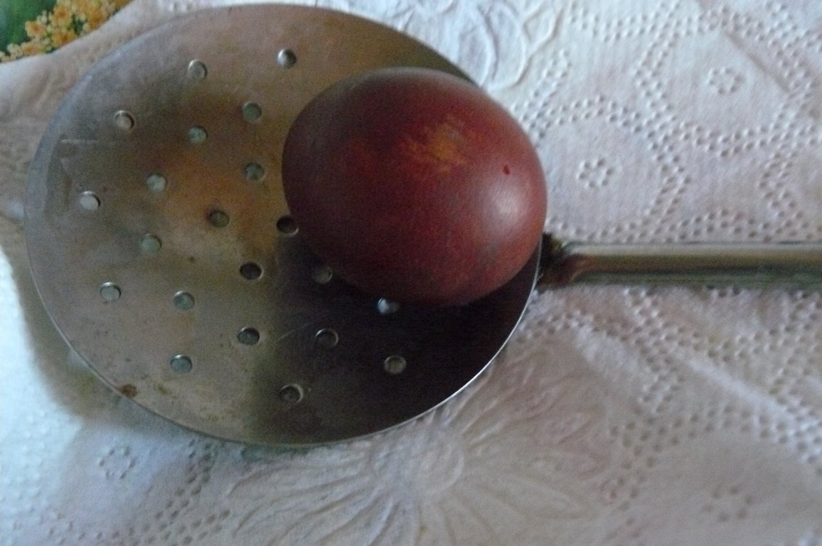 Ouă vopsite cu coji de ceapă