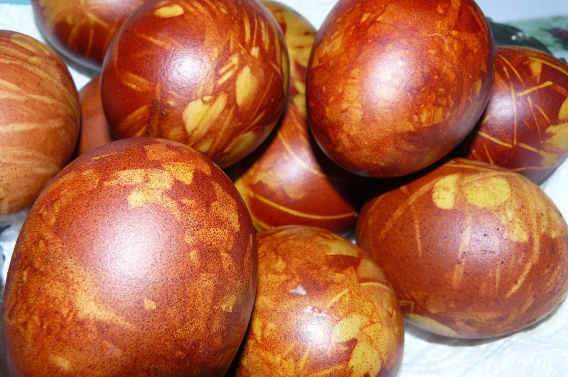 Ouă vopsite cu coji de ceapă