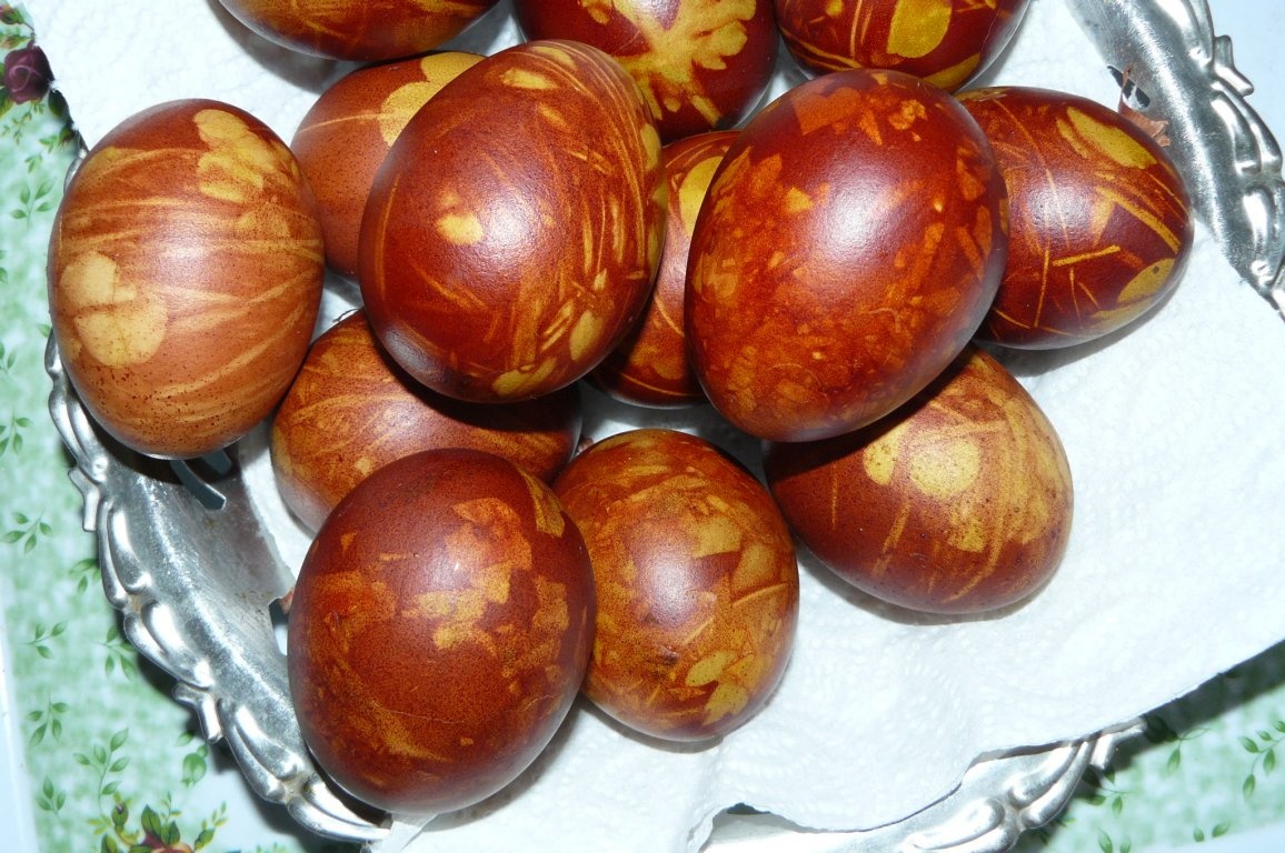 Ouă vopsite cu coji de ceapă