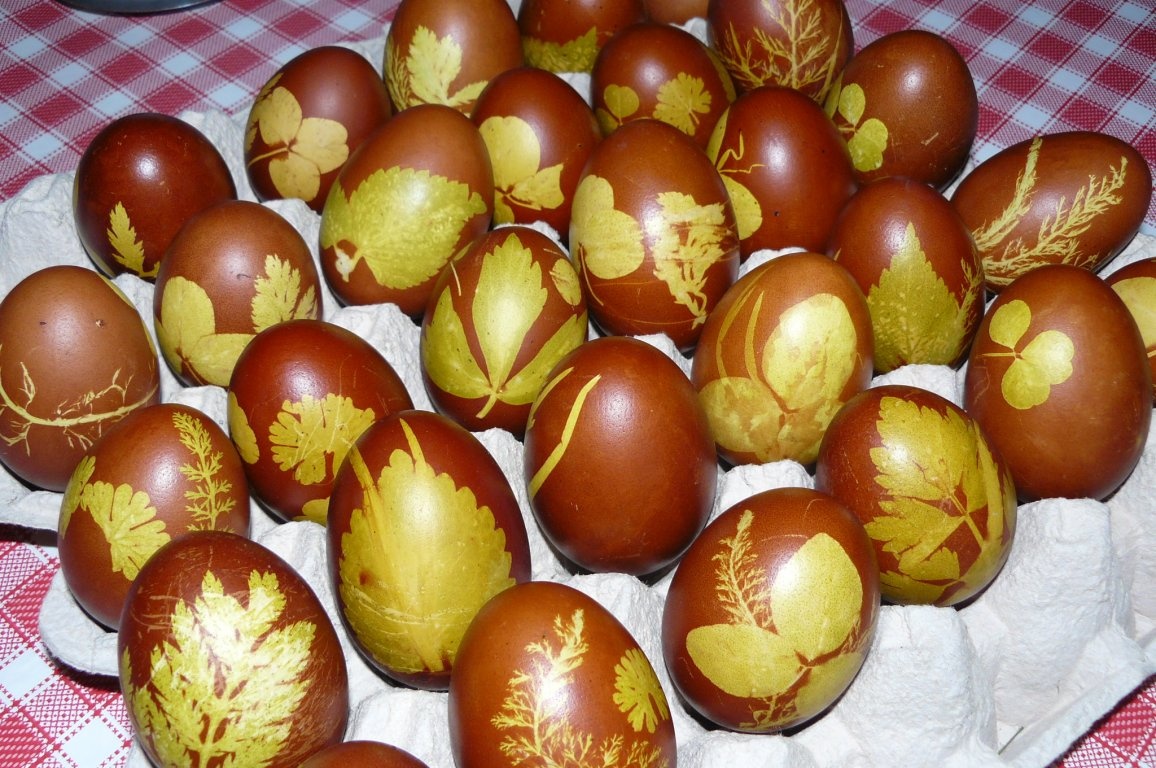 Ouă vopsite cu coji de ceapă
