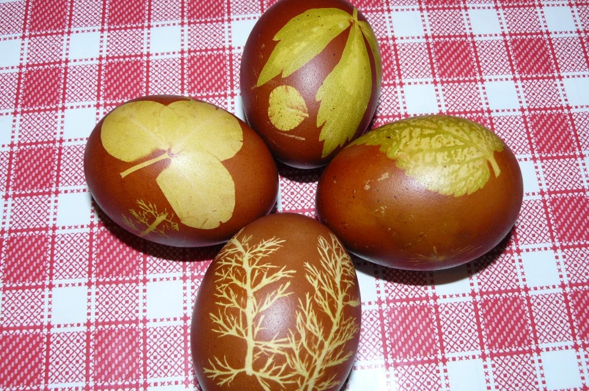 Ouă vopsite cu coji de ceapă