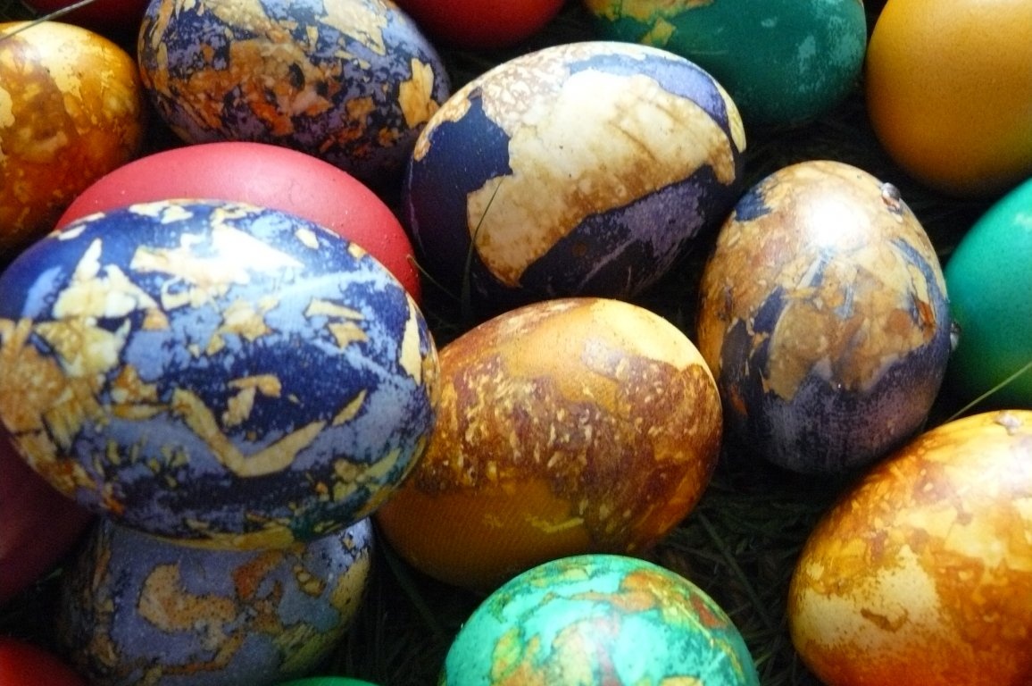 Ouă vopsite cu coji de ceapă