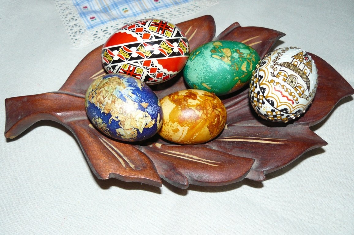 Ouă vopsite cu coji de ceapă