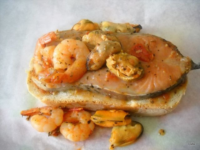 Peste si fructe de mare pe paine