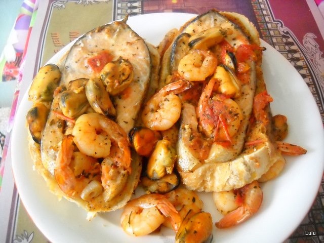 Peste si fructe de mare pe paine