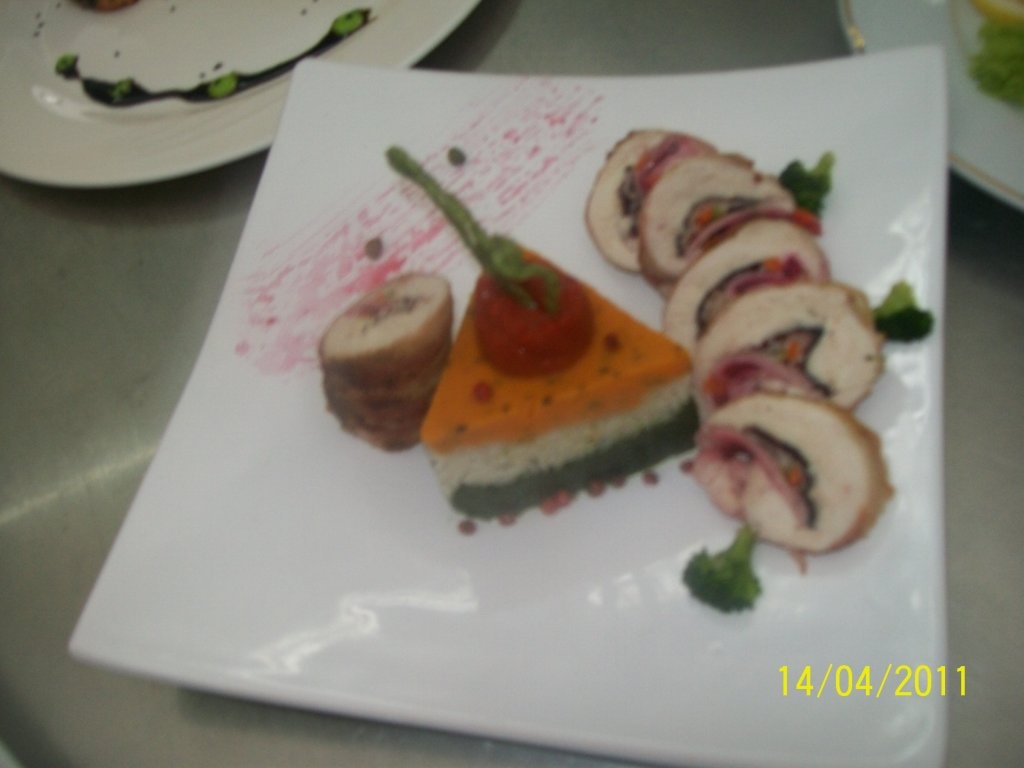 Rulouri din piept de pui cu brocolli branchat si diverse aranjamente din legume