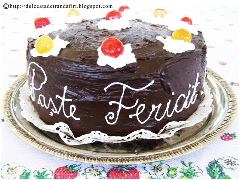 Tort in patru culori (cu ciocolata si sos de caramel)