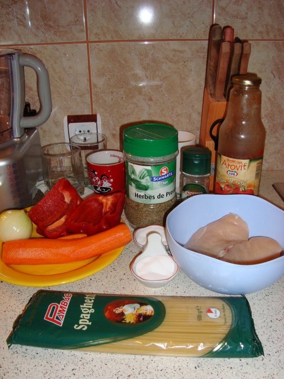 Spaghete cu sos din carne de pui