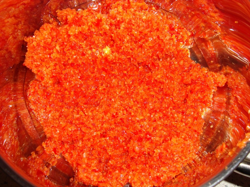 Spaghete cu sos din carne de pui