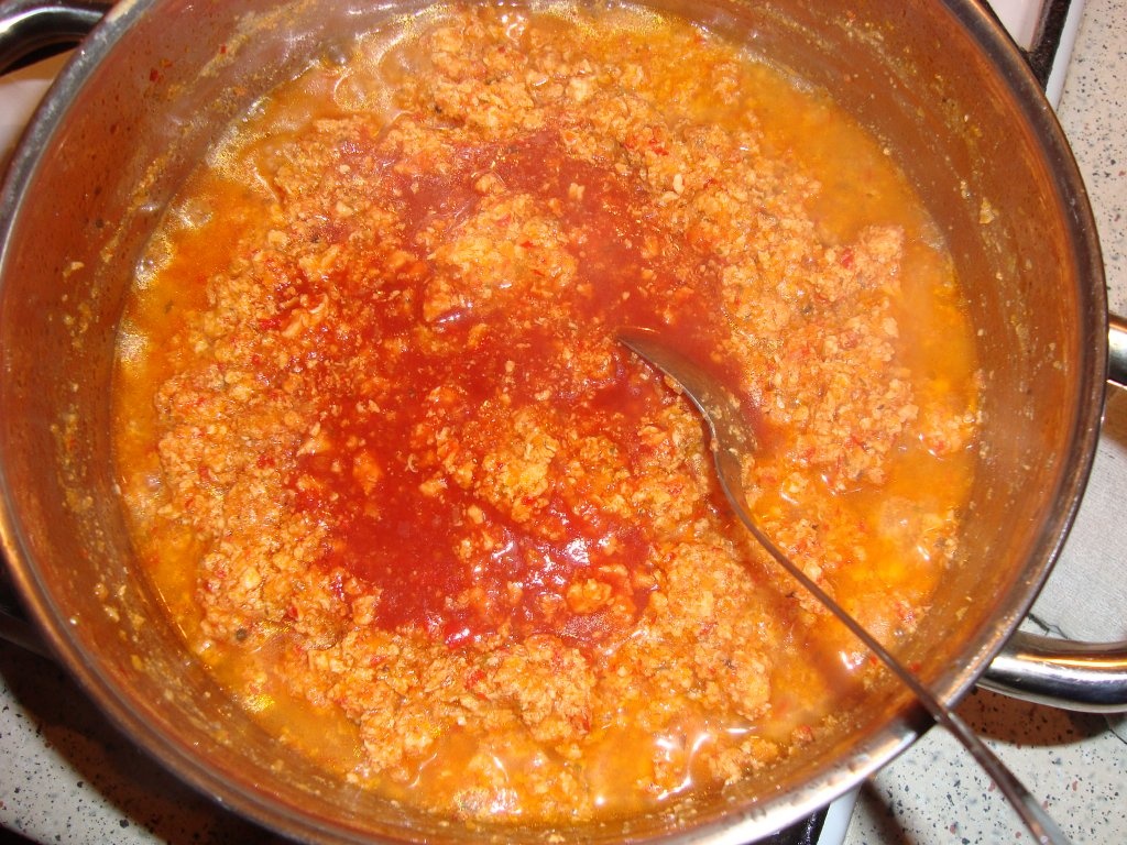 Spaghete cu sos din carne de pui