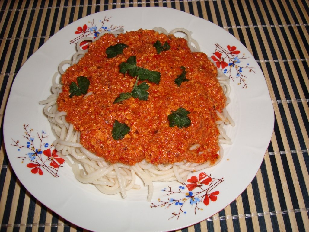 Spaghete cu sos din carne de pui
