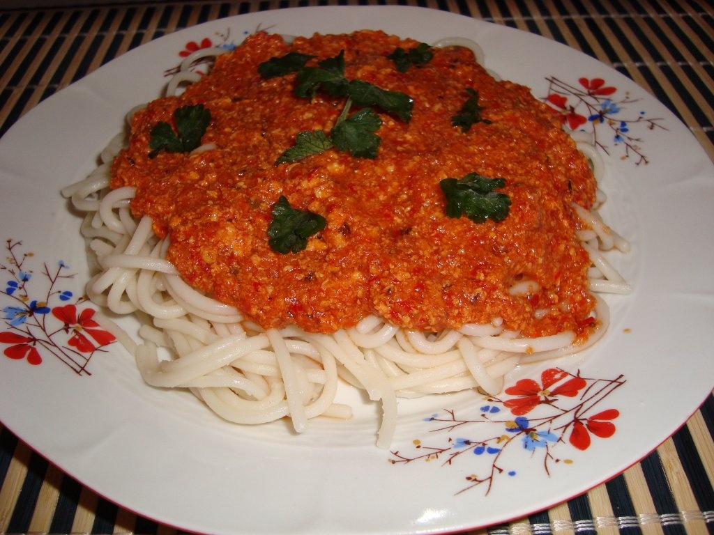Spaghete cu sos din carne de pui