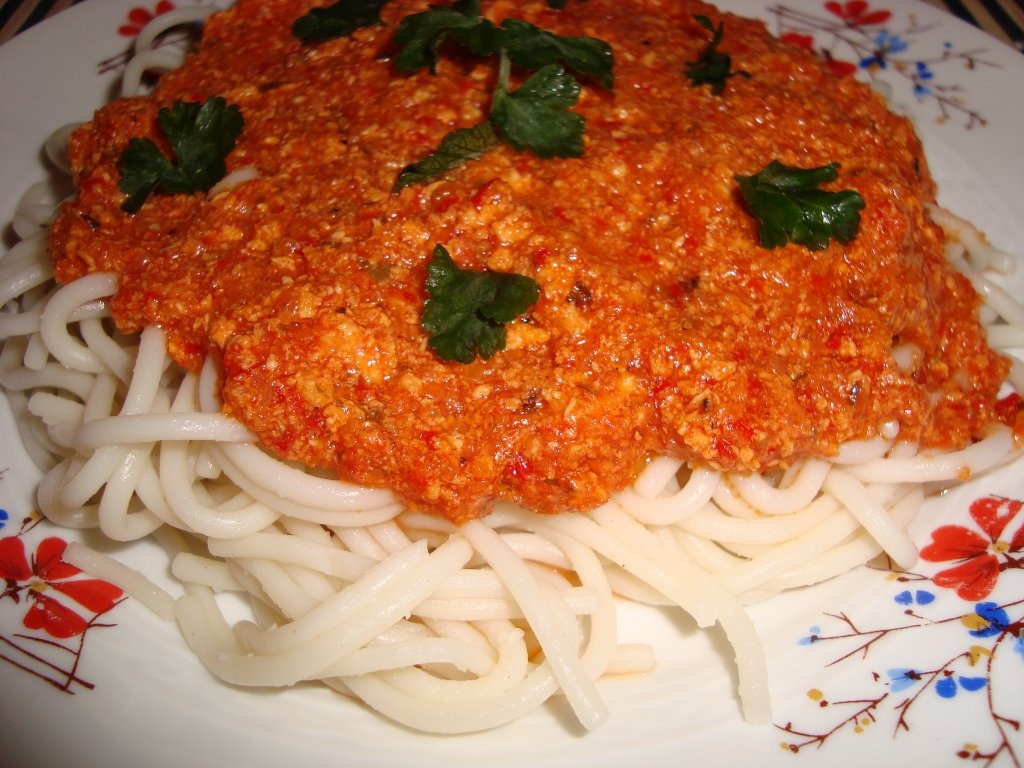 Spaghete cu sos din carne de pui