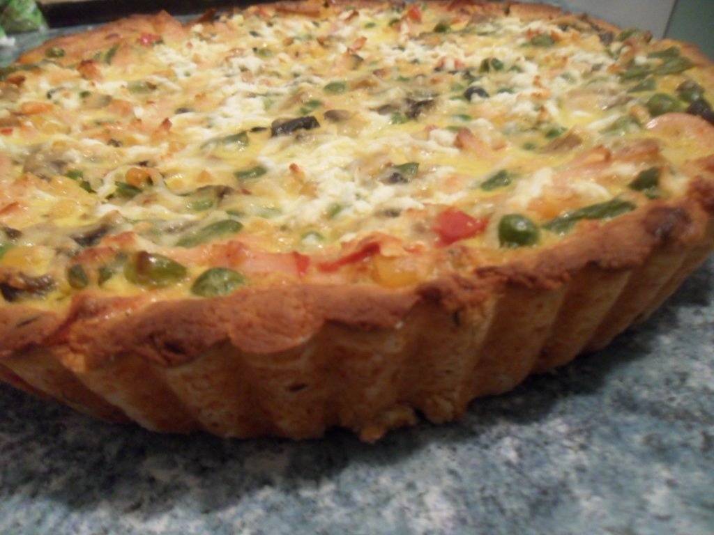 Tarta cu parizer si legume