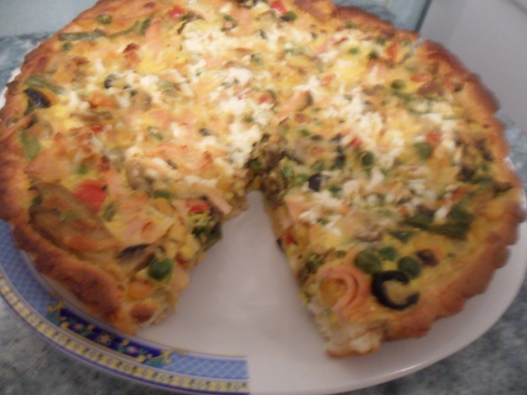 Tarta cu parizer si legume