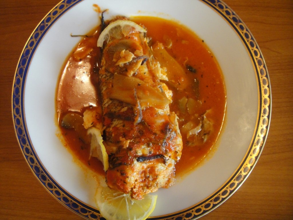 Merluciu la cuptor in sos de rosii