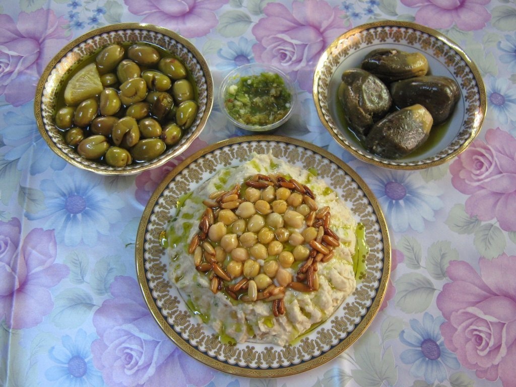 Micul dejun arab 4.“Fattet hummus”-Pasta de naut cu iaurt si “faramituri “(crutoane) de paine