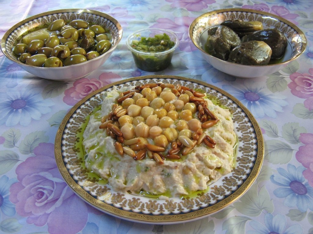 Micul dejun arab 4.“Fattet hummus”-Pasta de naut cu iaurt si “faramituri “(crutoane) de paine