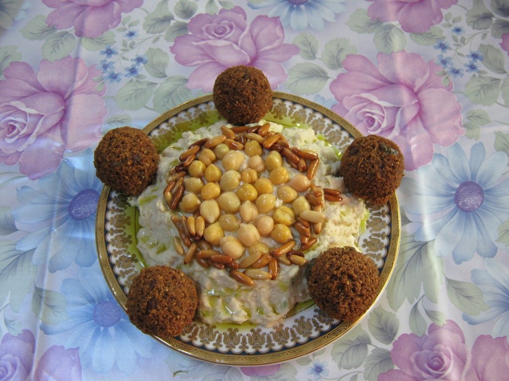 Micul dejun arab 4.“Fattet hummus”-Pasta de naut cu iaurt si “faramituri “(crutoane) de paine