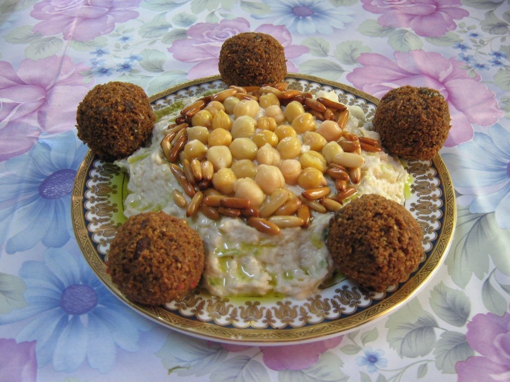 Micul dejun arab 4.“Fattet hummus”-Pasta de naut cu iaurt si “faramituri “(crutoane) de paine