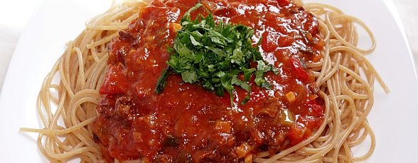 Paste integrale cu sos de legume şi gălbiori