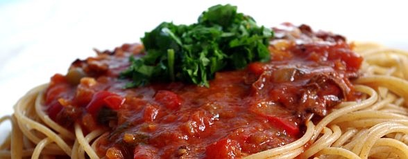 Paste integrale cu sos de legume şi gălbiori