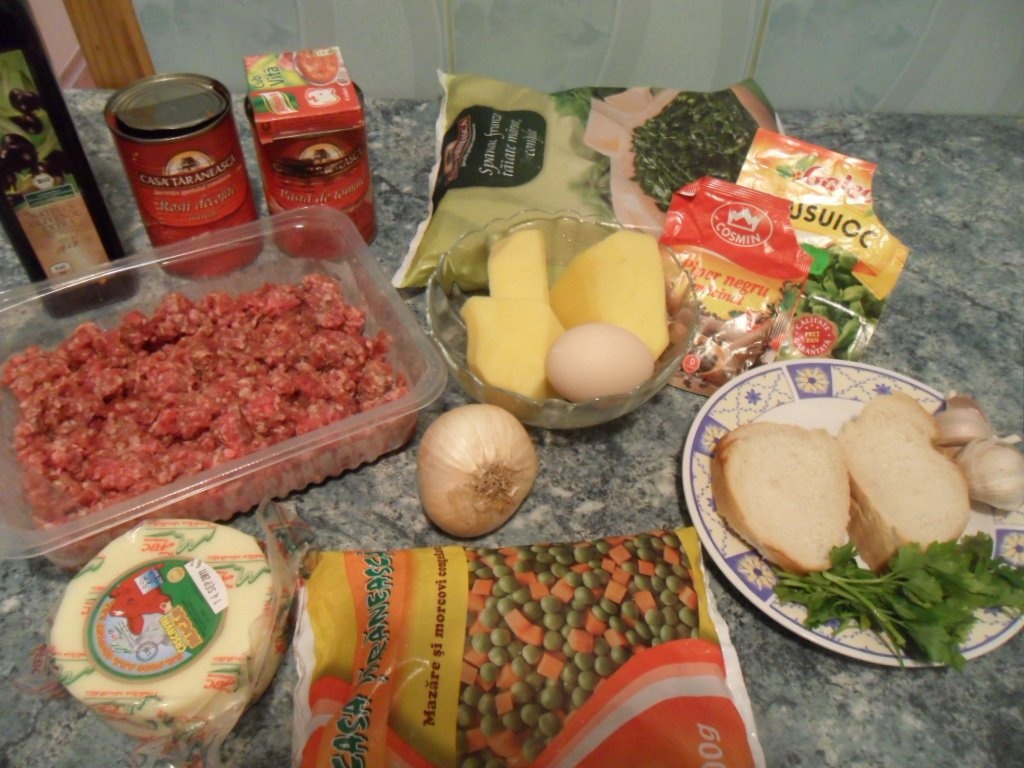 Rulada de carne tocata cu spanac si rosii cu garnitura de legume sote