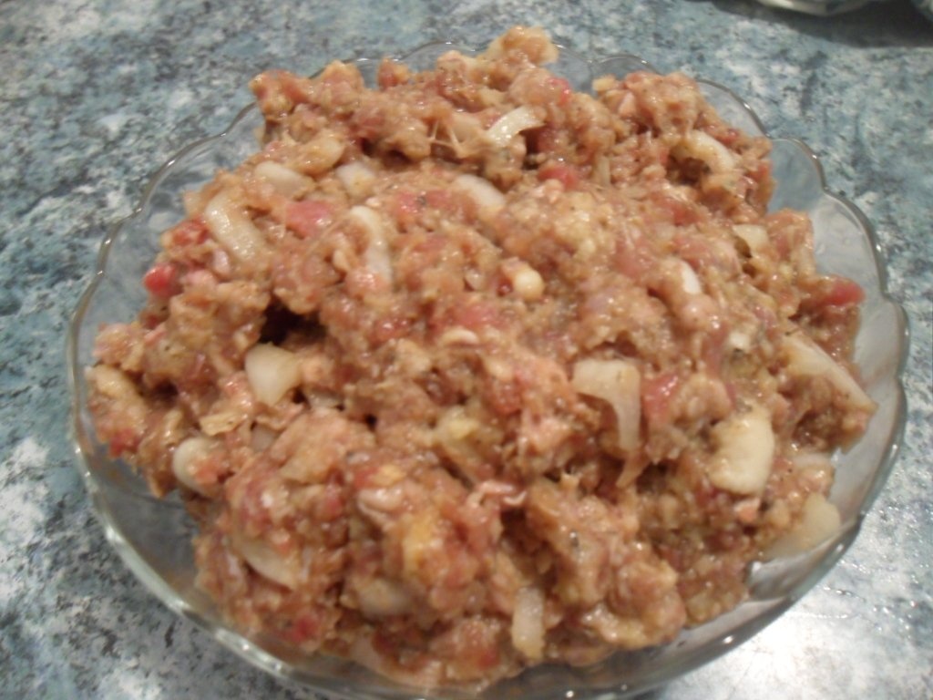 Rulada de carne tocata cu spanac si rosii cu garnitura de legume sote