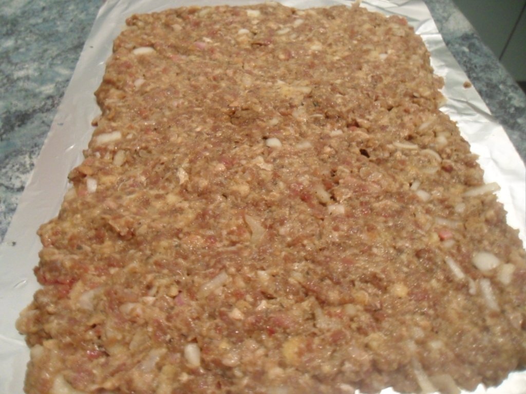 Rulada de carne tocata cu spanac si rosii cu garnitura de legume sote