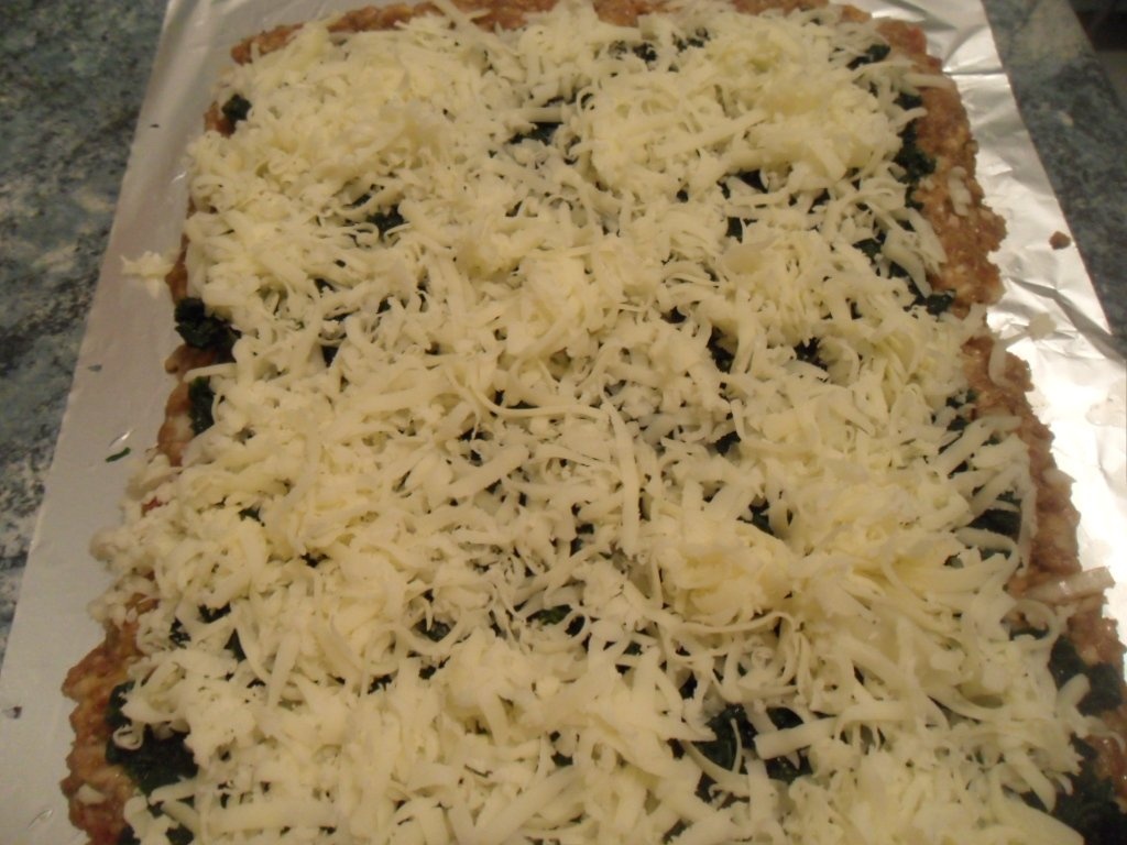 Rulada de carne tocata cu spanac si rosii cu garnitura de legume sote