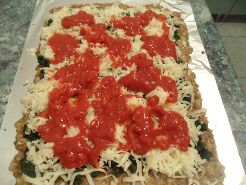 Rulada de carne tocata cu spanac si rosii cu garnitura de legume sote